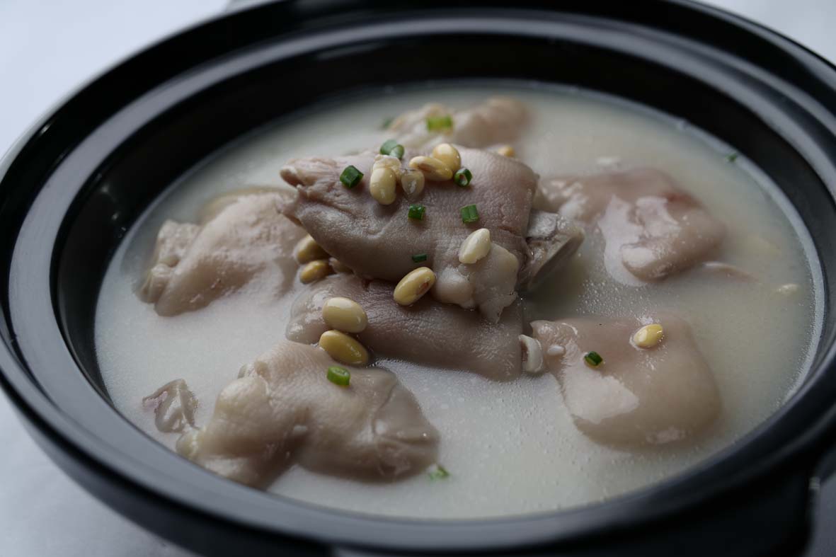 Order Pig Trotter Soup With Soy Beans 老妈蹄花汤 food online from Meizhou Dongpo store, Los Angeles on bringmethat.com