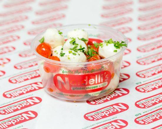 Order Fresh Mozzarella and Tomato Salad food online from Nardelli Grinder Shoppe store, Meriden on bringmethat.com