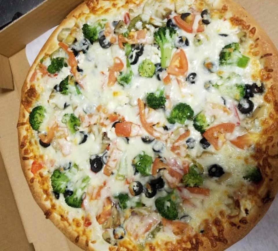 Order Veggie Deluxe Pizza - Small 10" food online from Central Pizza-Town Talk store, North Attleboro on bringmethat.com