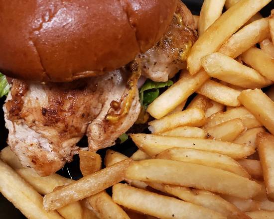 Order Grilled Chicken Sandwich food online from Coaches Sports Bar store, Bedford Park on bringmethat.com