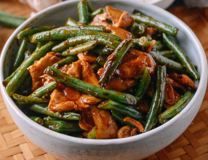 Order 15. Chicken with String Beans food online from Buffet Dynasty store, Canton on bringmethat.com
