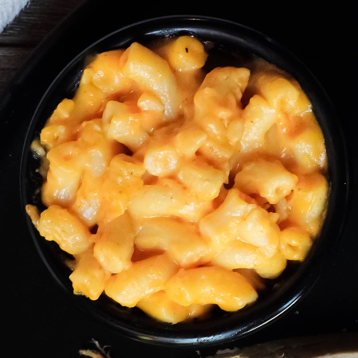 Order Mac 'n Cheese Pint food online from Red Hot & Blue store, North Richland Hills on bringmethat.com