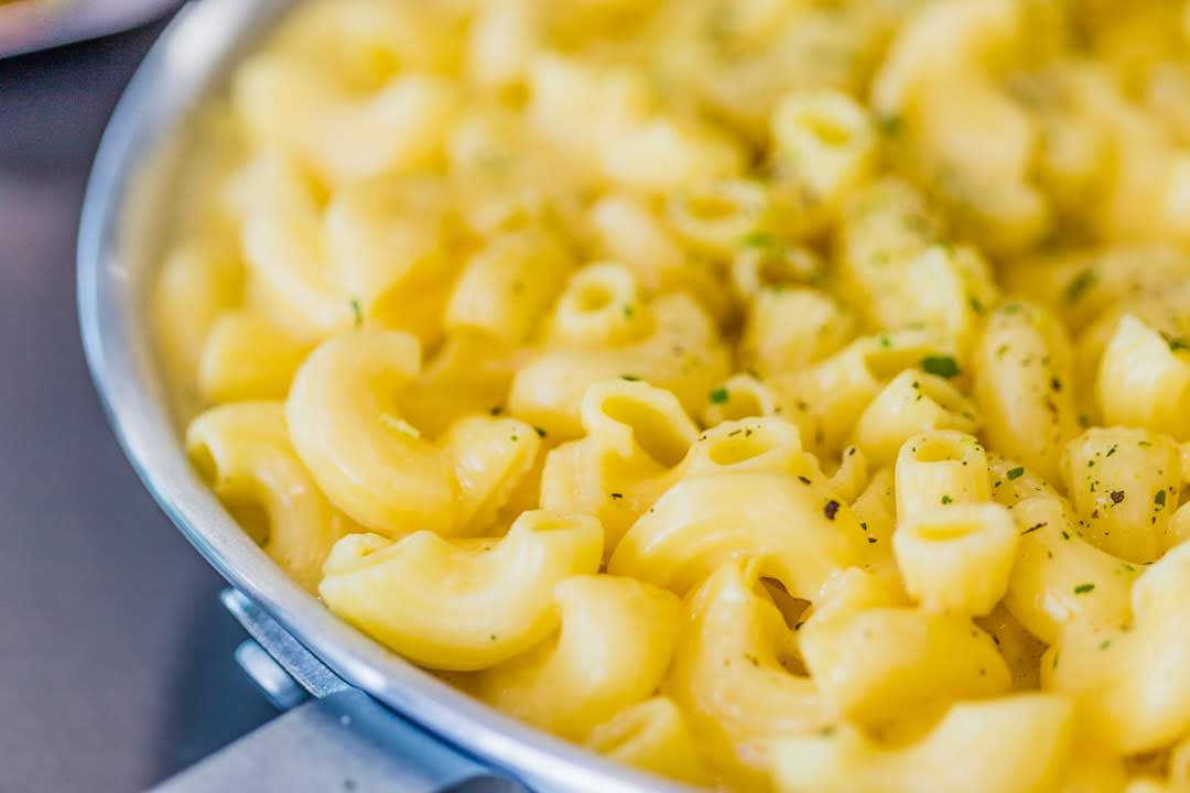 Order 18. Mac and Cheese food online from Zz Market And Grill store, Detroit on bringmethat.com