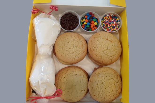 Order Holiday Cookie Kit food online from Nestle Toll House Cafe store, Jackson on bringmethat.com
