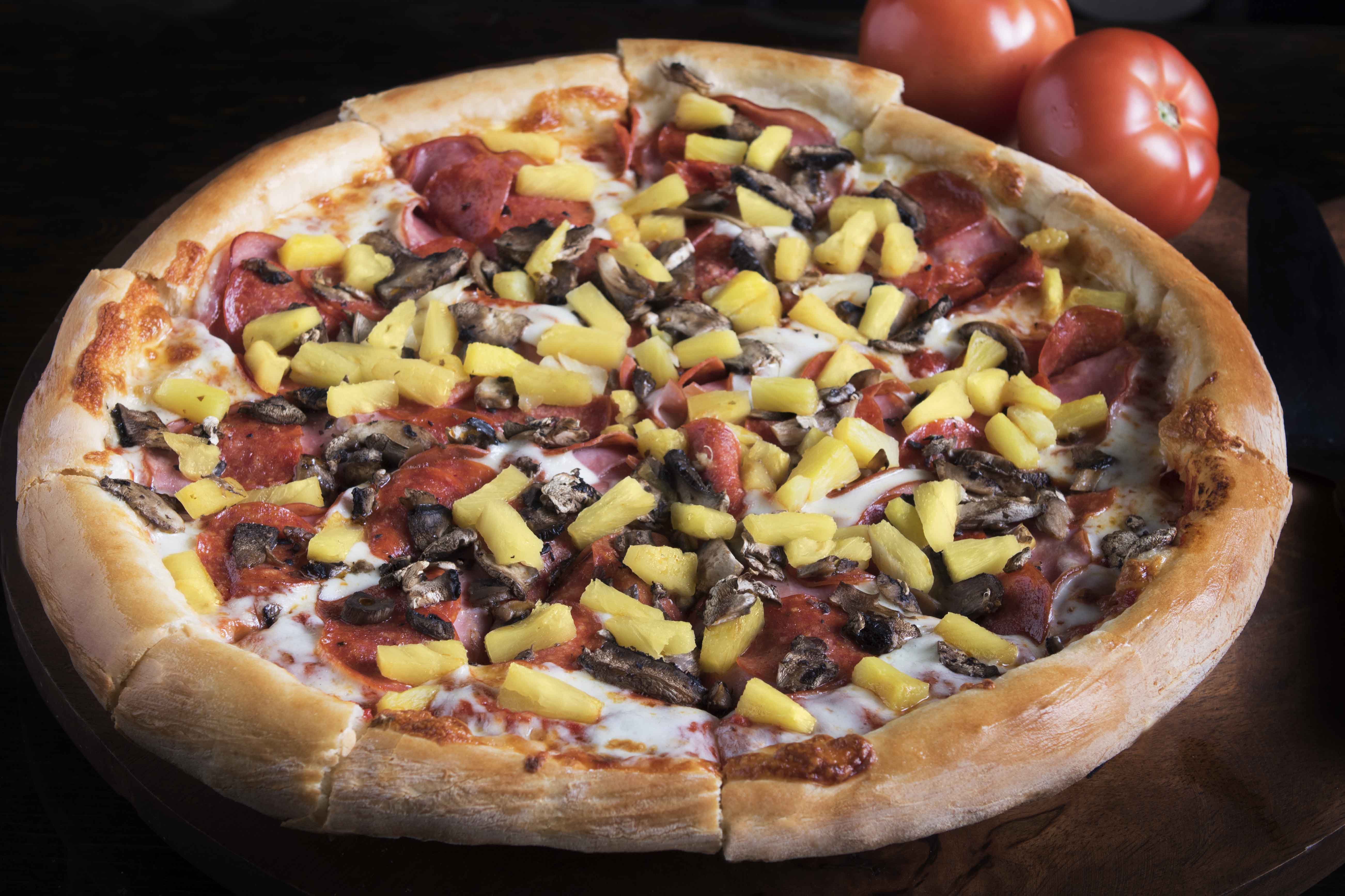 Order Hawaiian Luau Pizza food online from Pete's Restaurant & Brewhouse store, Yuba City on bringmethat.com