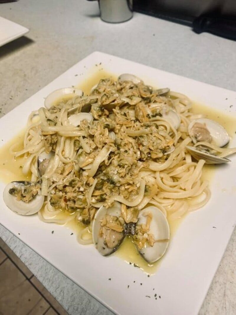 Order Linguine Ala Clam with White Scampi Sauce - Seafood Dinners food online from Mama Italian Pizzeria store, Nanticoke on bringmethat.com