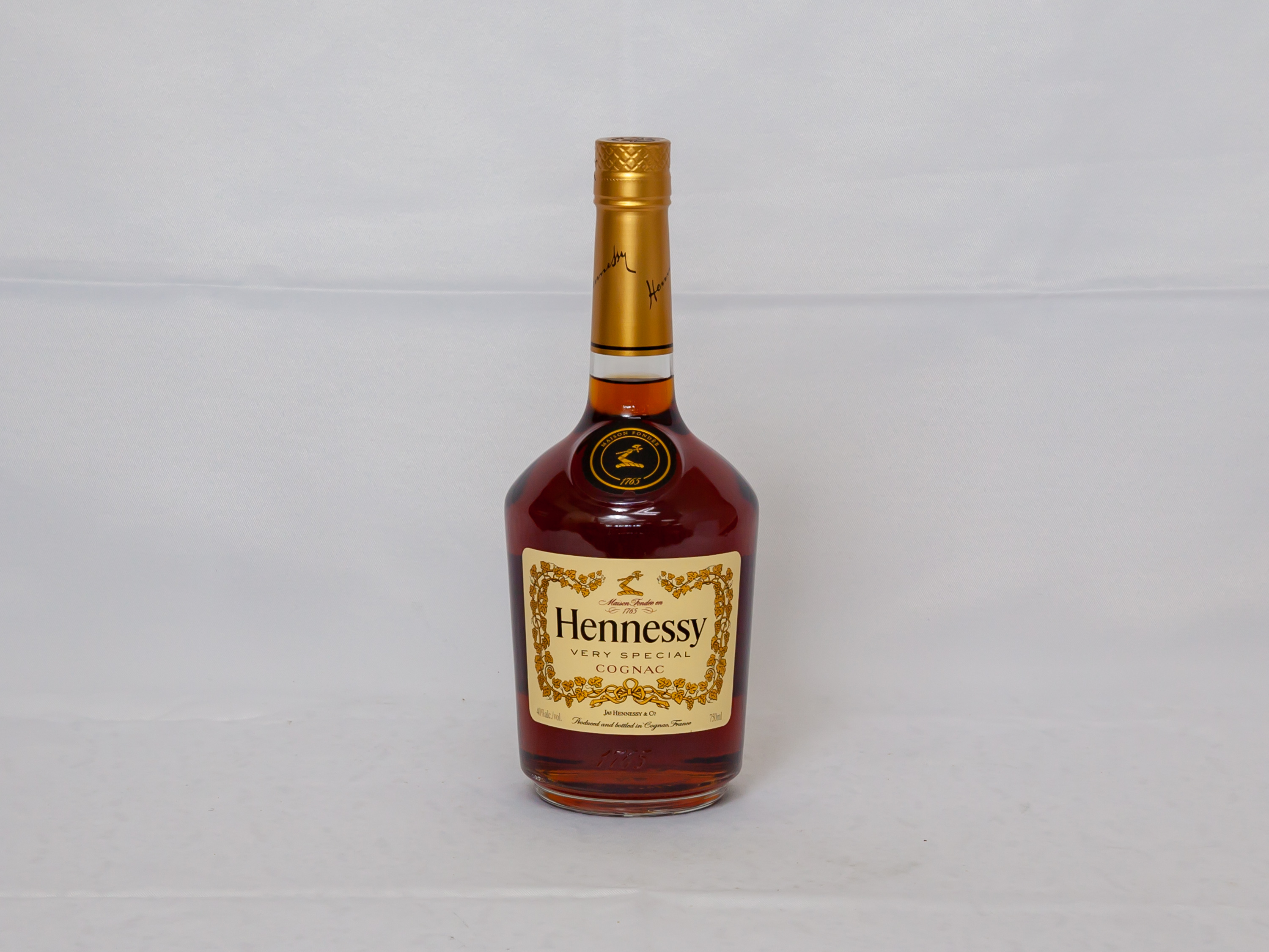 Order Hennessy Cognac 750 mL Liquor food online from Country Club Hills Food And Liquor store, Country Club Hills on bringmethat.com