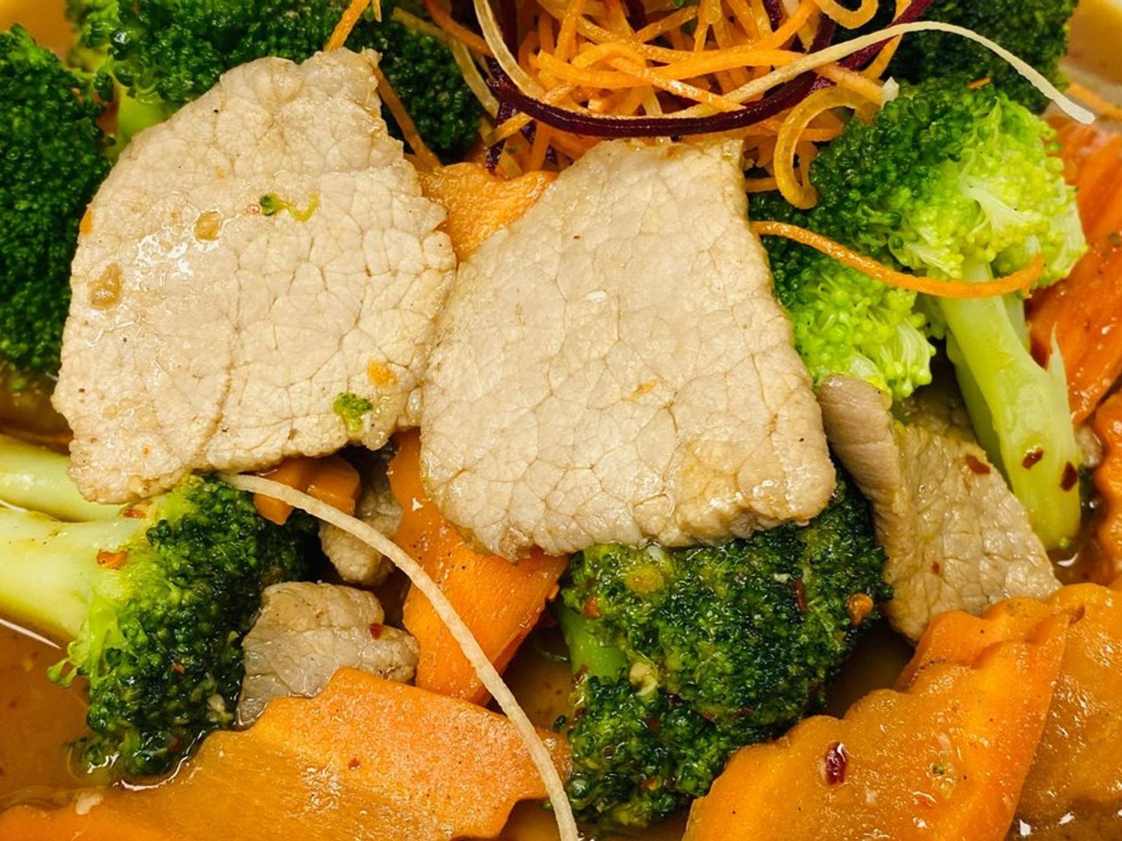 Order BEEF & BROCCOLI food online from Pinto Urban Thai Diner store, Richardson on bringmethat.com