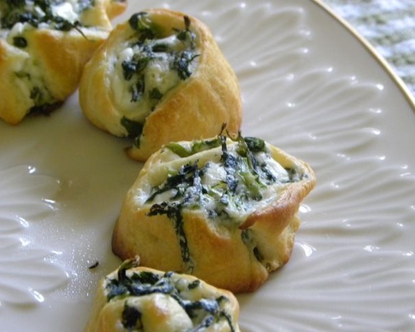 Order Spinach Pinwheel food online from Pizza Cucina store, Westbury on bringmethat.com