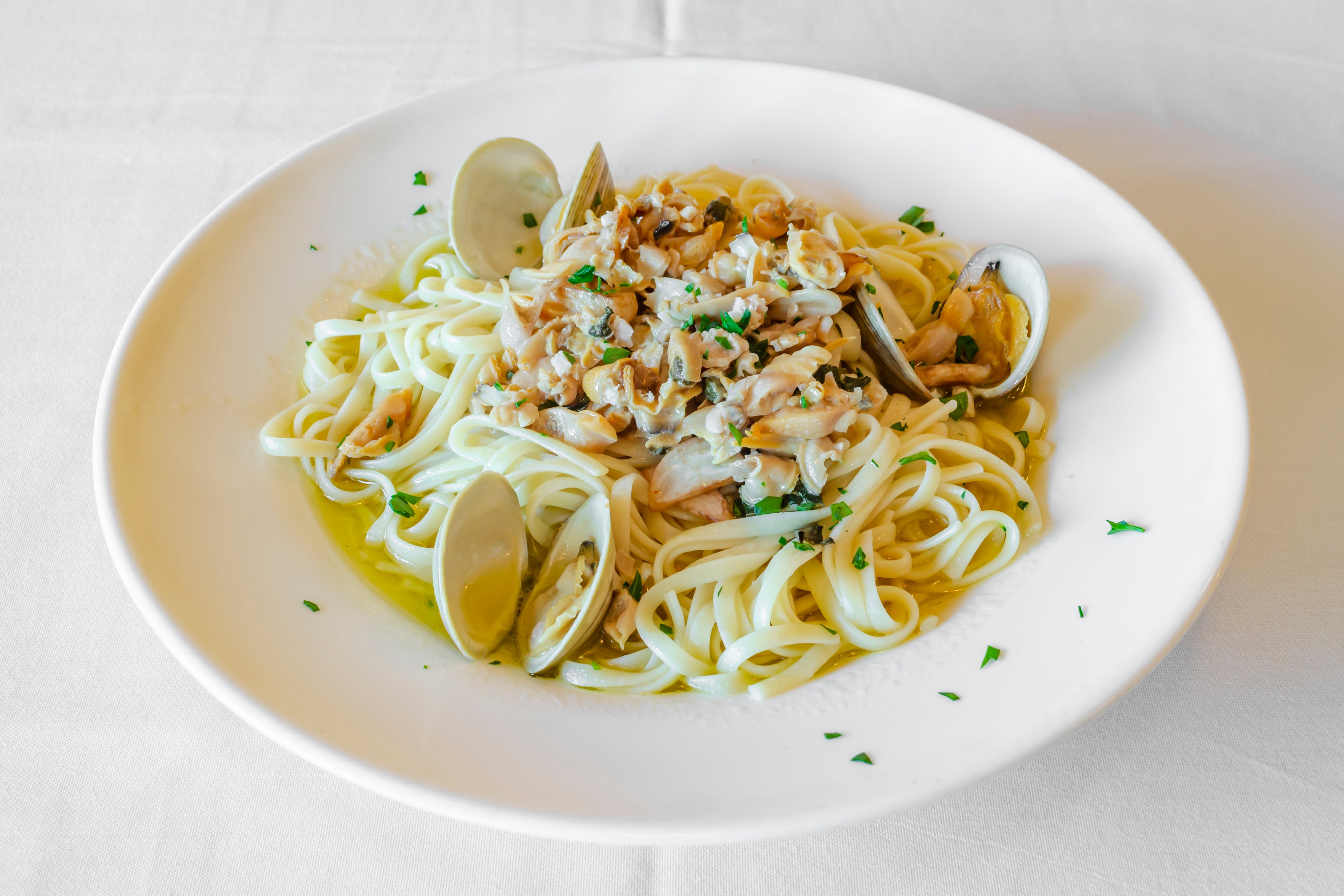 Order Linguini with Fresh Clams - Entree food online from Dante's Place store, Leonia on bringmethat.com