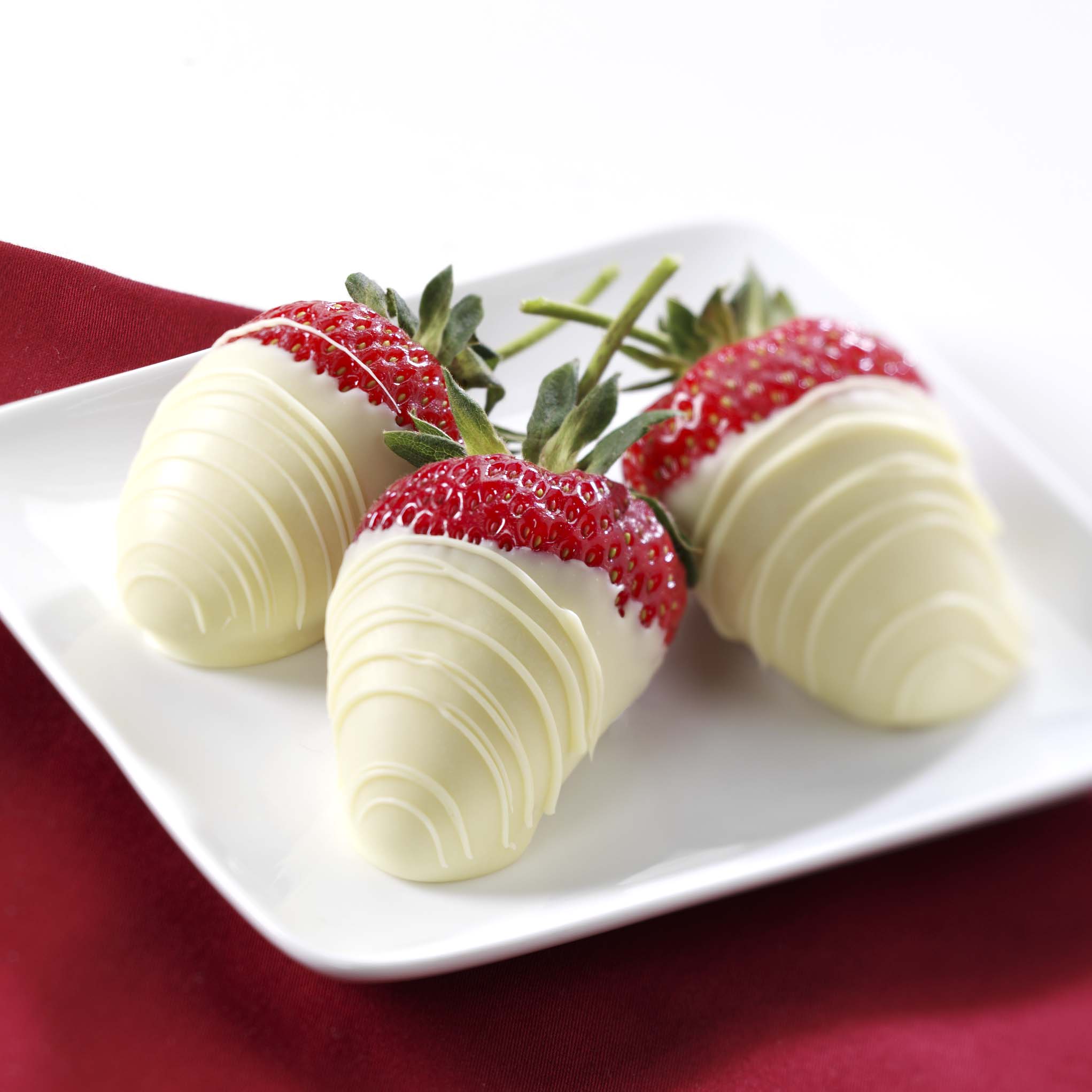 Order White Chocolate Covered Strawberries food online from Russell Stover Chocolates store, Omaha on bringmethat.com