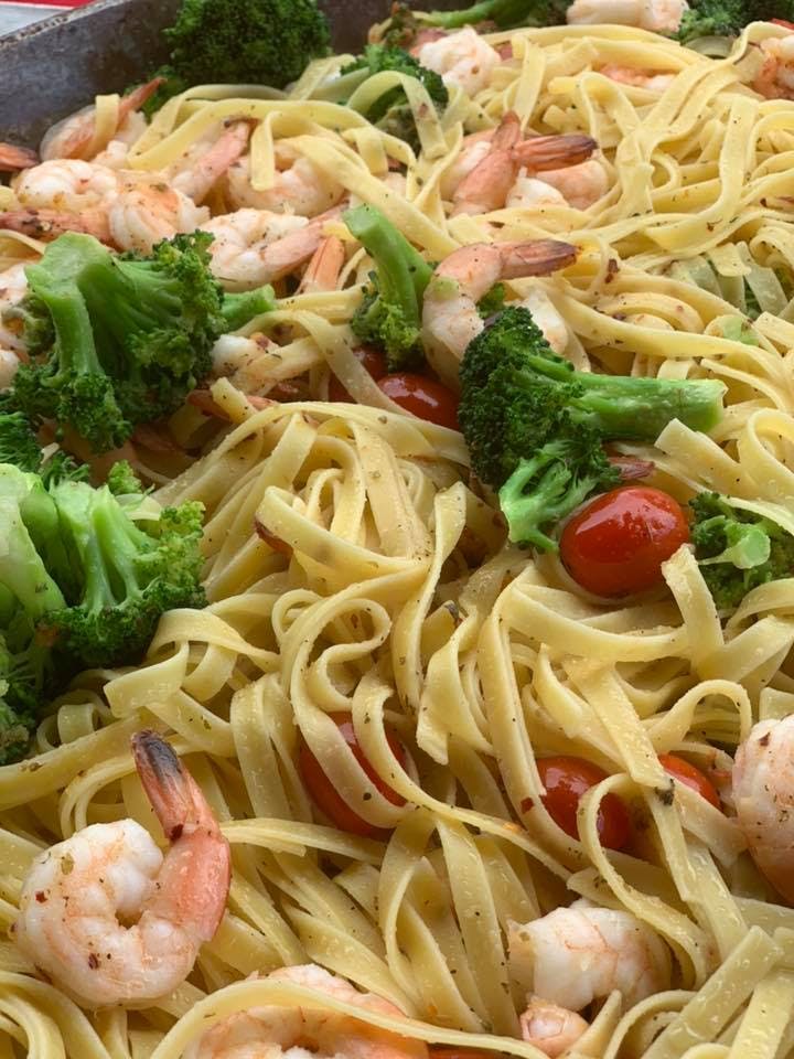 Order Fettuccine Alfredo with Shrimp & Broccoli - Entree food online from Roma Pizza store, West Berlin on bringmethat.com