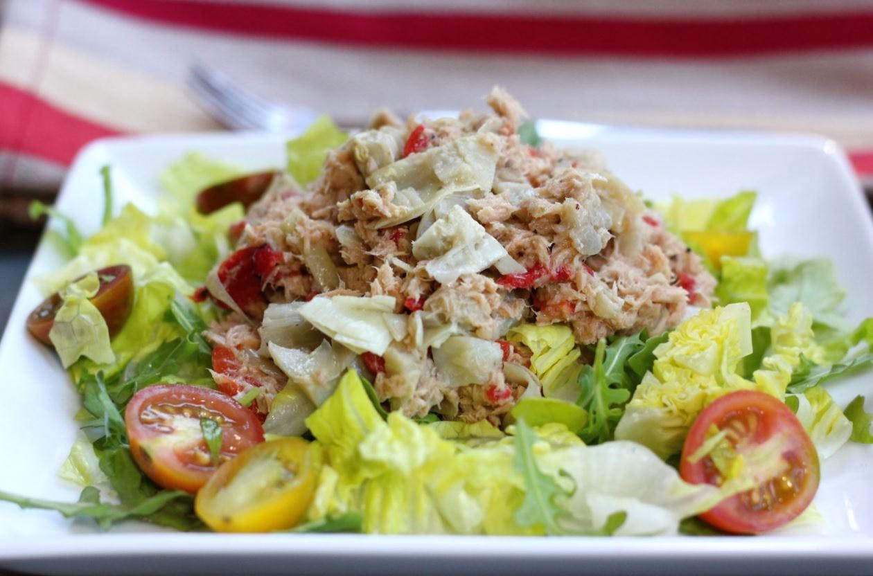Order Tuna over Mixed Salad - Salad food online from Lunetta pizza store, New York on bringmethat.com