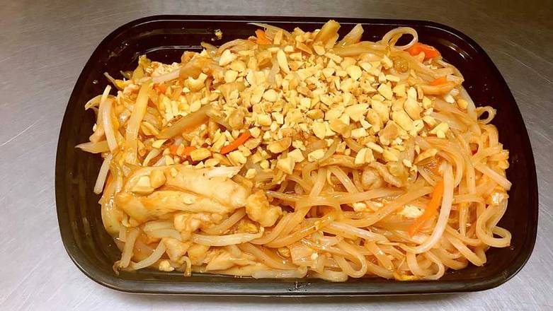 Order Pad Thai with Chicken 鸡泰式炒河粉 food online from China Dragon store, Anoka on bringmethat.com