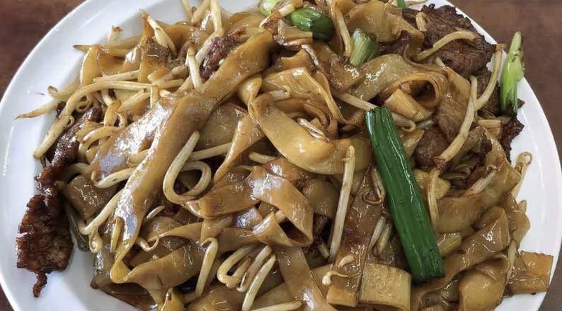 Order Beef Chow Fun 干炒牛河 food online from Yuet Lee Seafood Restaurant store, San Francisco on bringmethat.com