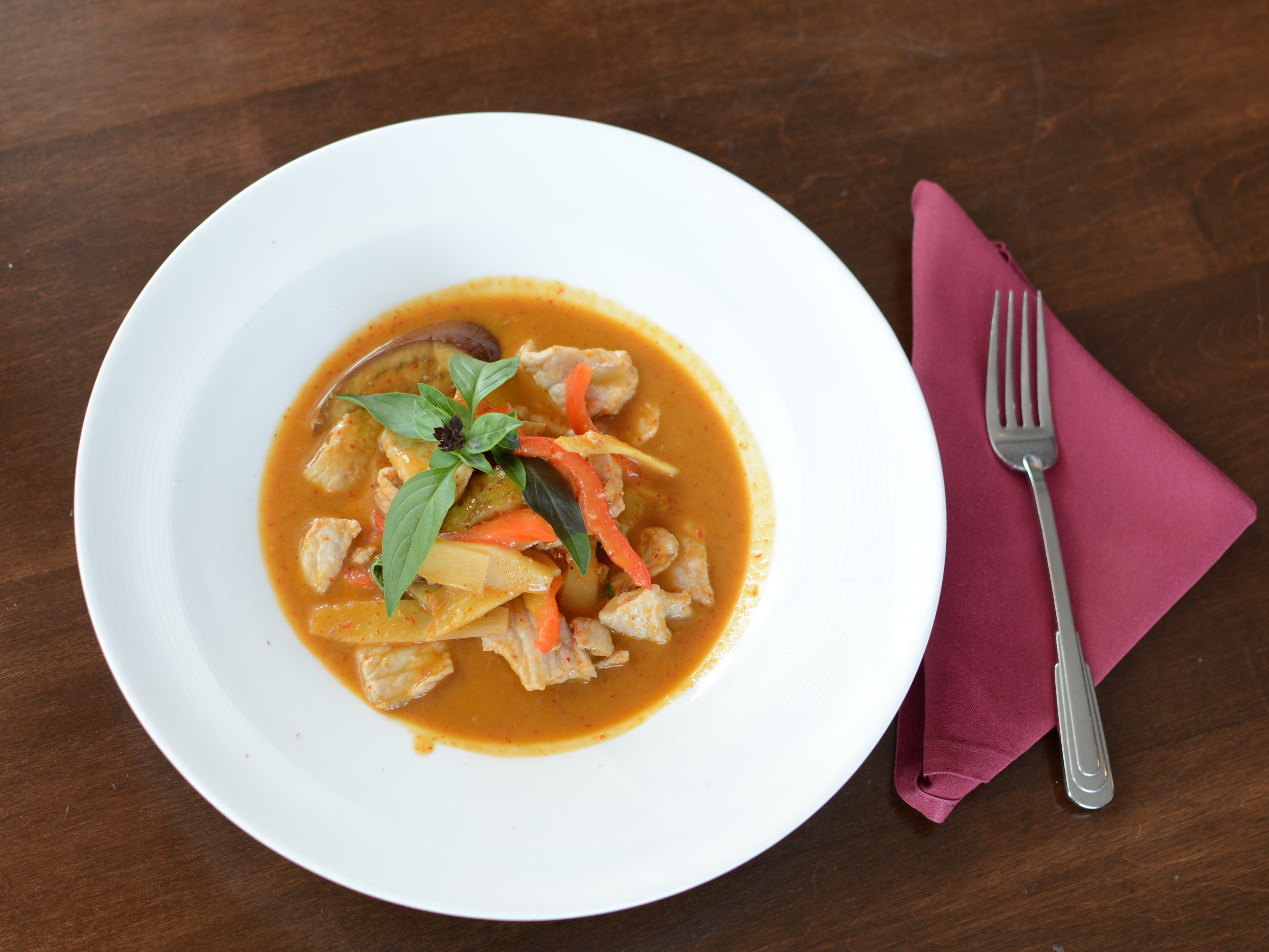 Order Red Curry Dinner  food online from Sweet Rice Thai Cuisine store, Falls Church on bringmethat.com