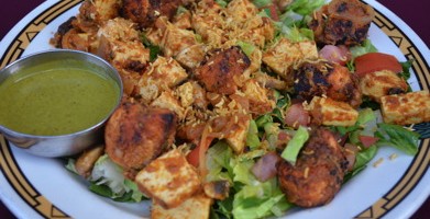 Order Tandoori Chicken Salad food online from Flavor of India store, Studio City on bringmethat.com