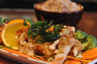 Order Crispy Garlic Chicken food online from Ayutthaya Thai Restaurant store, Seattle on bringmethat.com