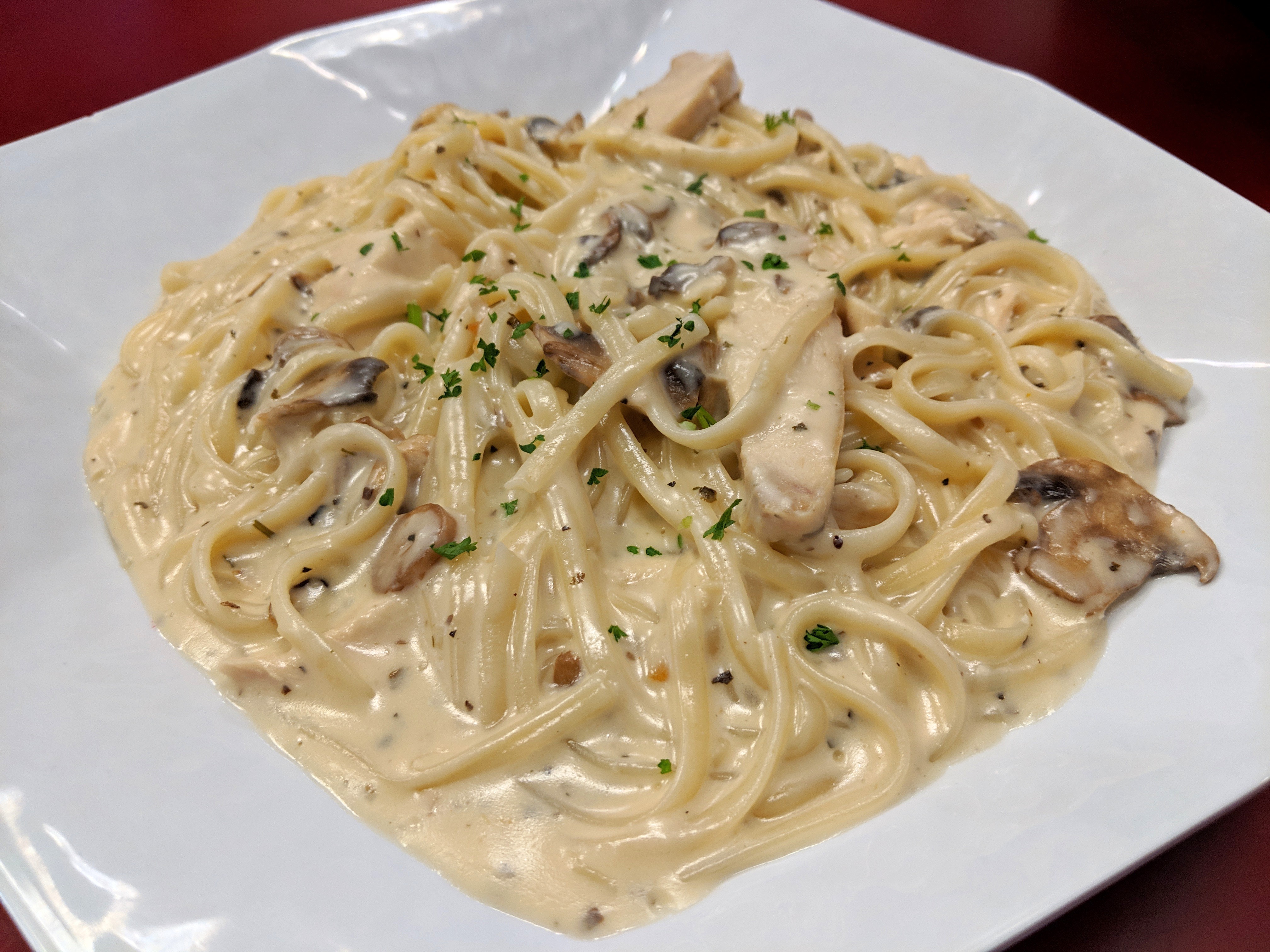 Order Linguini with Chicken and Mushrooms food online from Deli News Pizza store, Long Beach on bringmethat.com