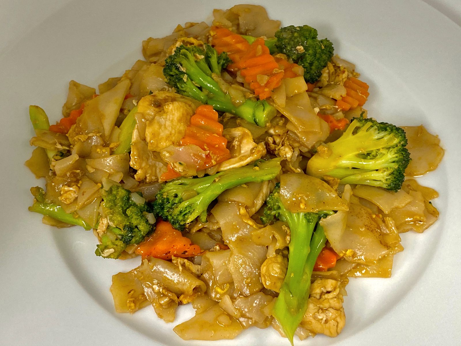 Order SWEET SOYSAUCE NOODLE (Pad See Ew) food online from Pinto Urban Thai Diner store, Richardson on bringmethat.com