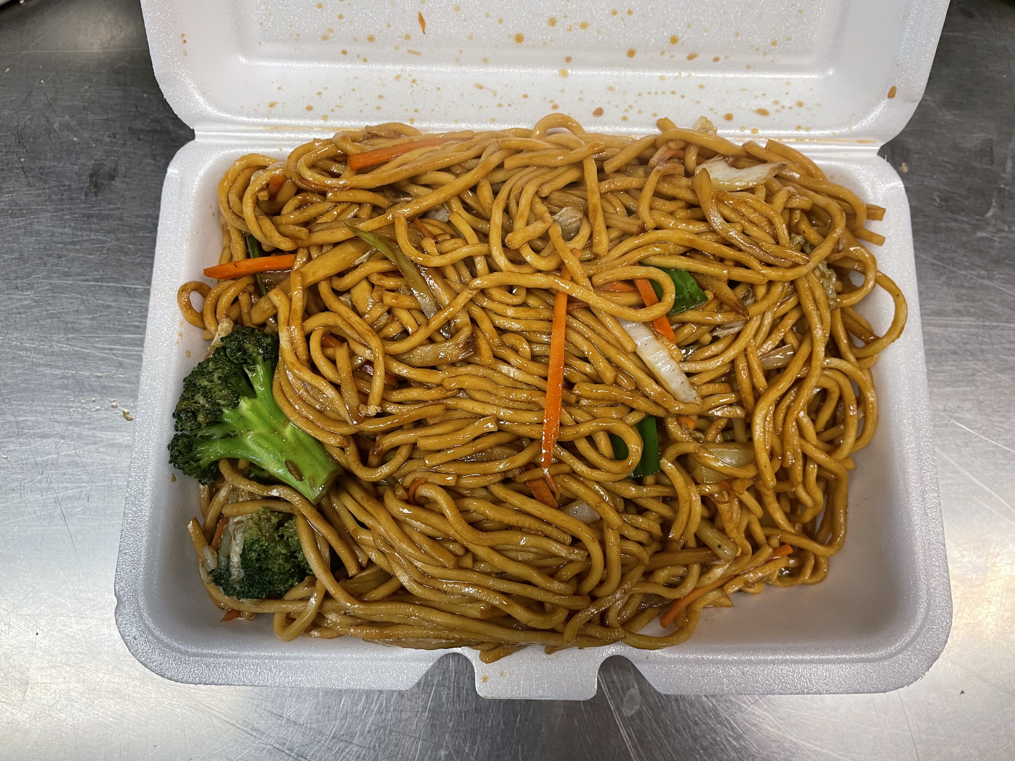 Order 48. Vegetable Lo Mein food online from Hong Kong Kitchen store, Congers on bringmethat.com