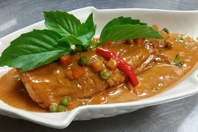 Order Red Curry Fish Filet food online from Thai Dishes on Broadway store, Santa Monica on bringmethat.com