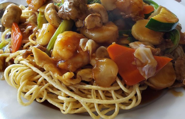 Order Pan-Fried Noodle 两面黄 food online from Chengdu House store, Valley Village on bringmethat.com