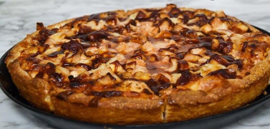 Order BBQ Chicken Pizza - Small 10" food online from Johnny's Pizza store, Brooklyn on bringmethat.com