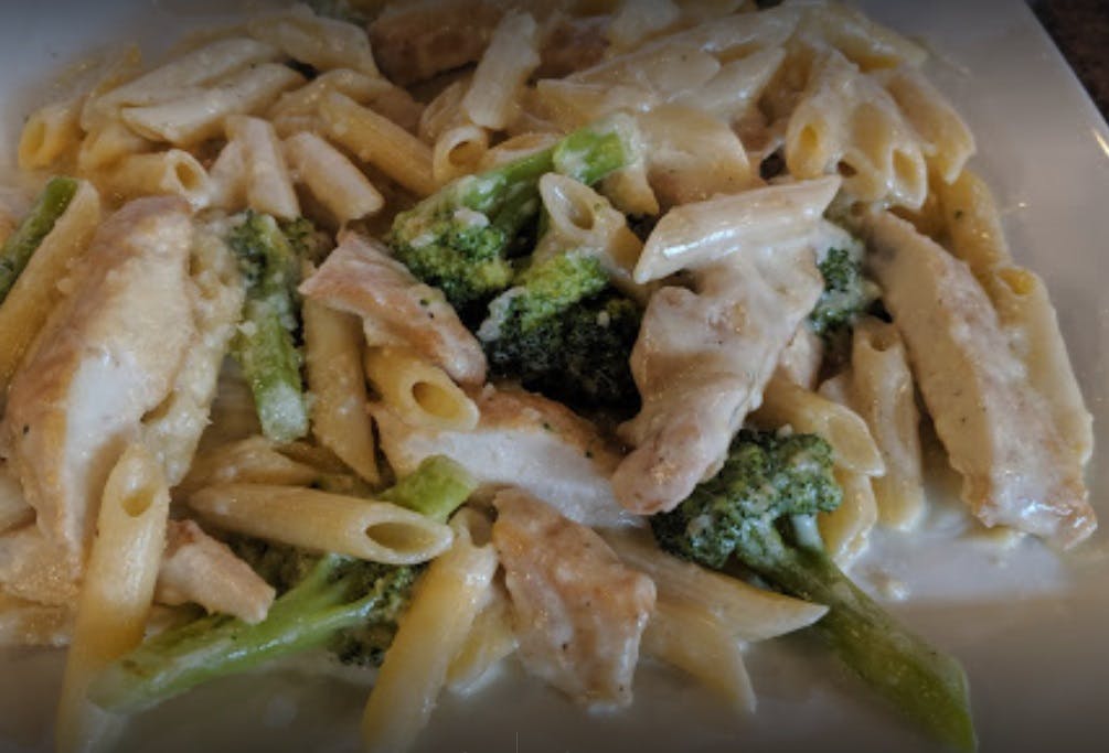 Order Chicken & Broccoli Alfredo - Entree food online from La Dolce Casa store, Tamaqua on bringmethat.com