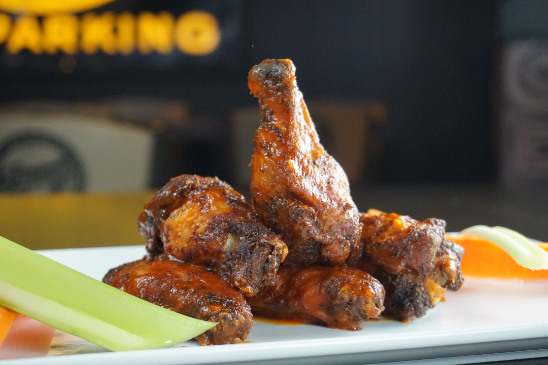Order Danny's Wings food online from Danny's Pizza & Burger Bar store, Chicago on bringmethat.com