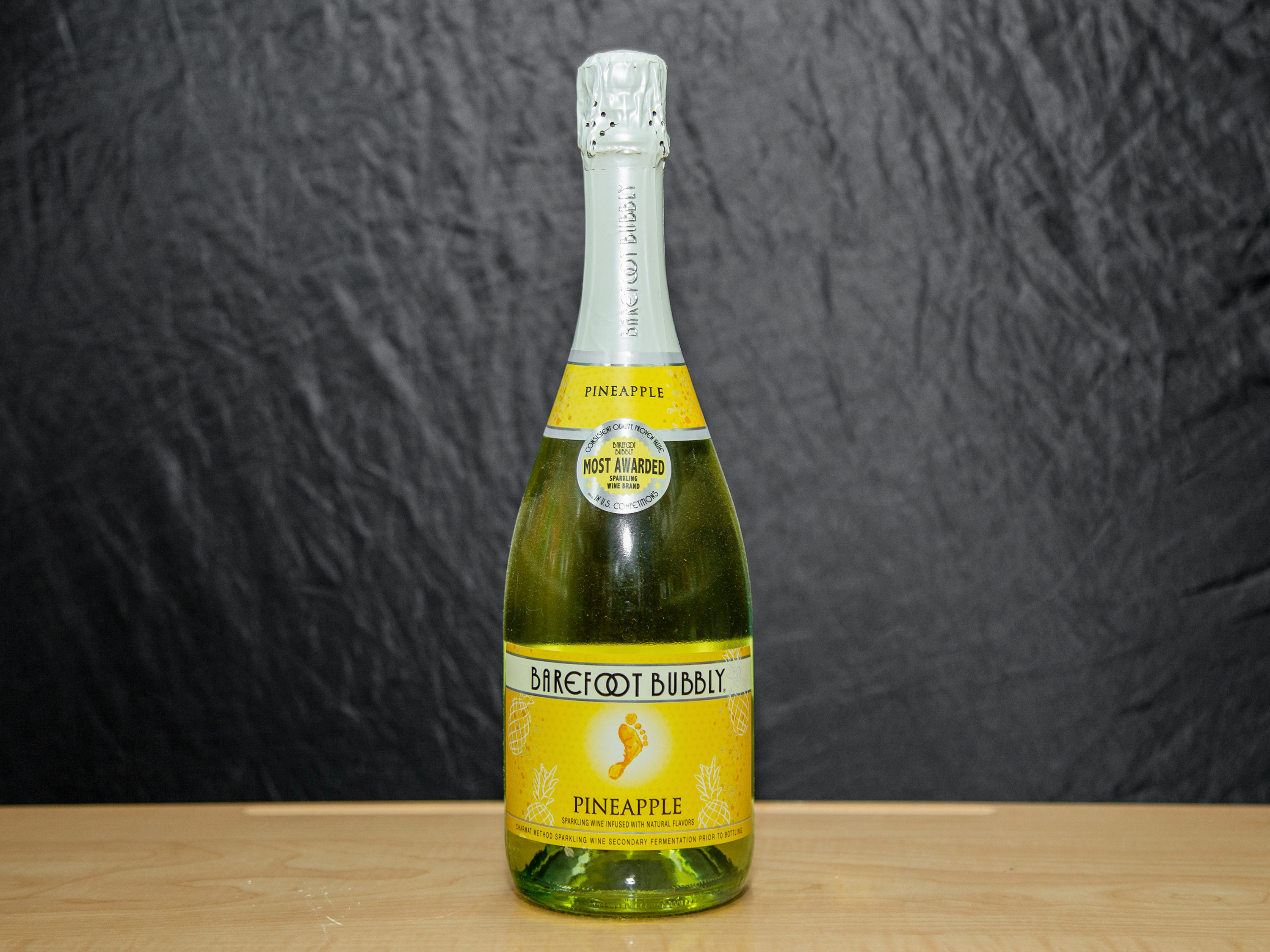 Order Barefoot Bubbly Pineapple, 750 ml. Sparkling Wine (10.5% ABV) food online from Platinum Star Food & Liquor store, Chicago on bringmethat.com