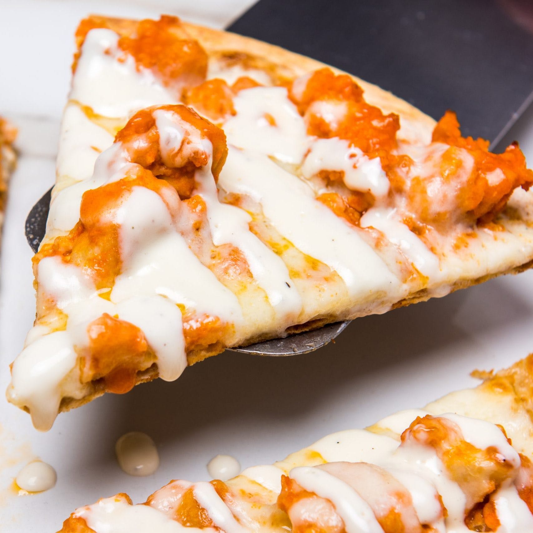 Order Buffalo Chicken White Pizza - 14" food online from Mannino's Pizzeria & Italian Eatery store, Pottstown on bringmethat.com