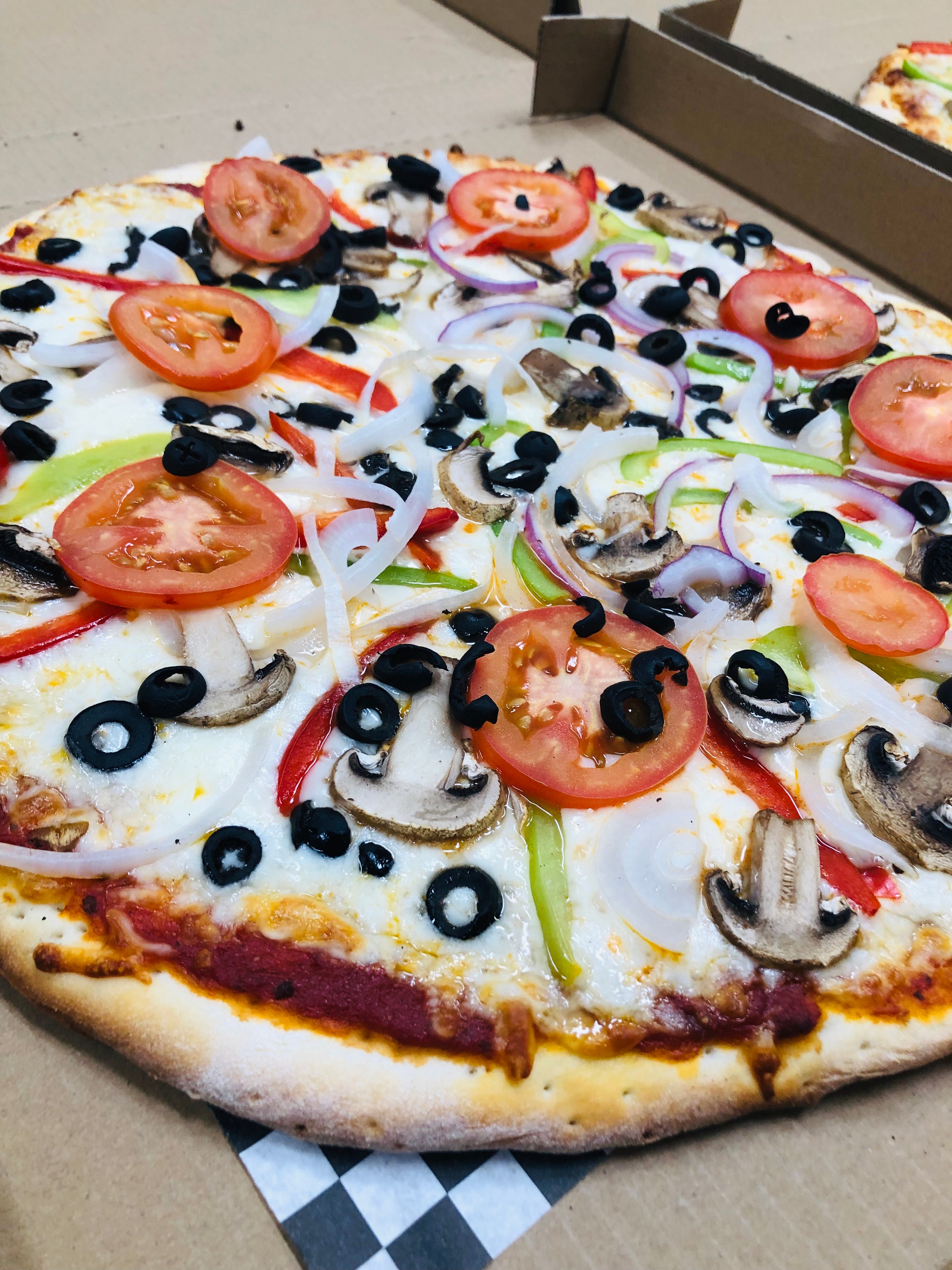 Order Vegetarian Pizza - Regular 14" (8 Slices) food online from Oros Pizza & Bakery store, Van Nuys on bringmethat.com