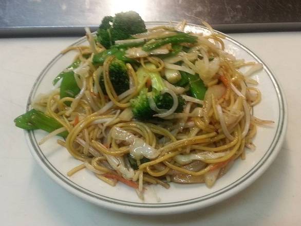 Order N6. Vegetable Chow Mein 素菜炒面 food online from Jade Restaurant & Lounge store, Seattle on bringmethat.com