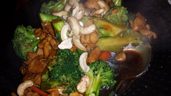 Order 38. Broccoli and Cashew Chicken food online from Red Jade Restaurant store, San Francisco on bringmethat.com
