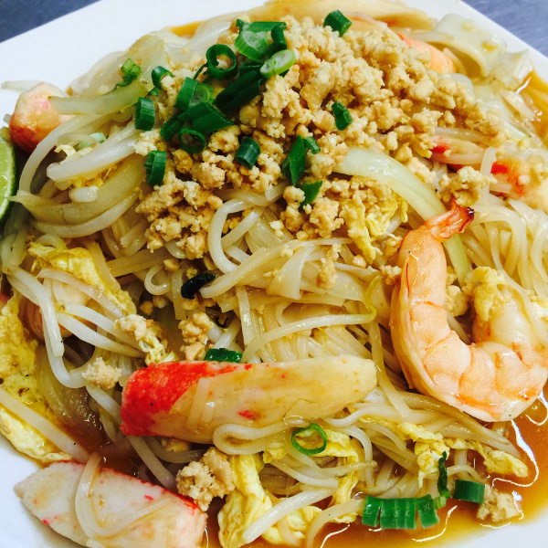 Order Seafood Pad Thai 海鲜 帕泰 food online from Khoo Restaurant store, West Warwick on bringmethat.com