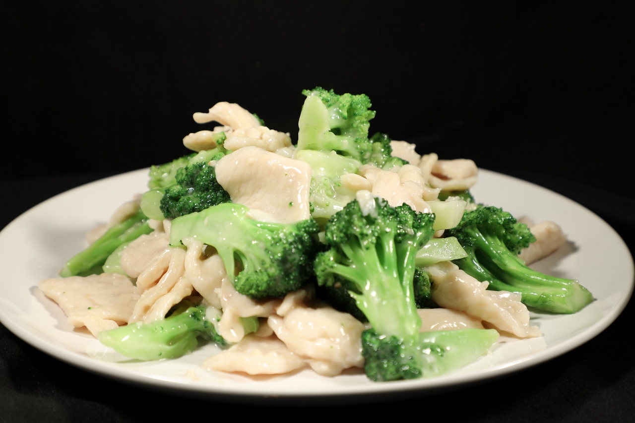 Order 46. Chicken with Broccoli food online from Chef Ming's Kitchen store, Beverly Hills on bringmethat.com