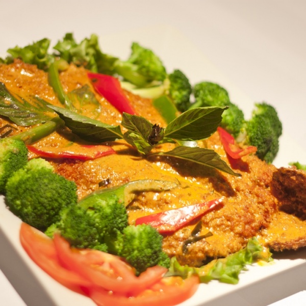 Order Crispy Trout Curry food online from Bai Tong Thai Restaurant store, Issaquah on bringmethat.com