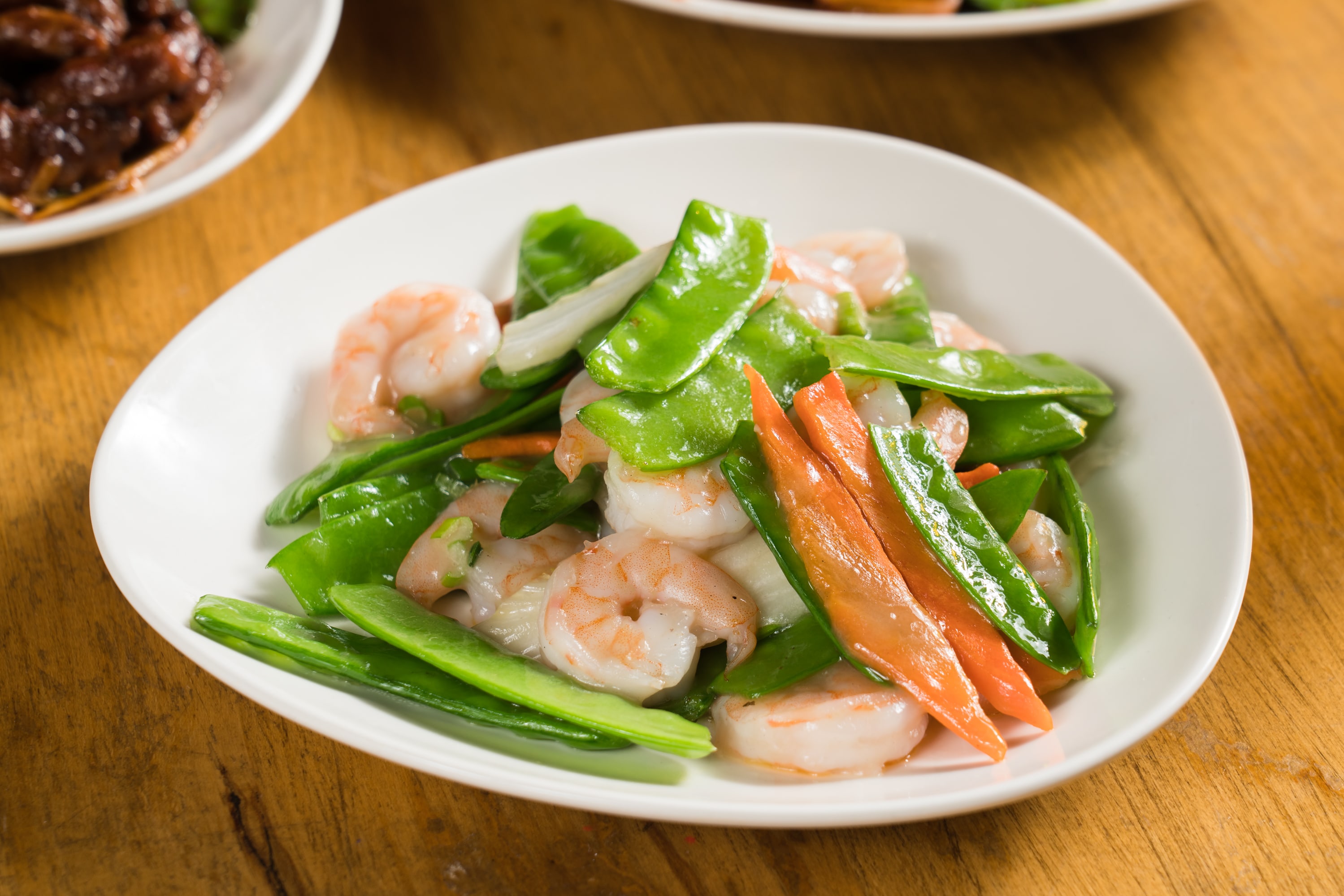 Order SF11. Dinner Shrimp with Snow Peas food online from Ollie's Noodle Shop & Grille store, New York on bringmethat.com