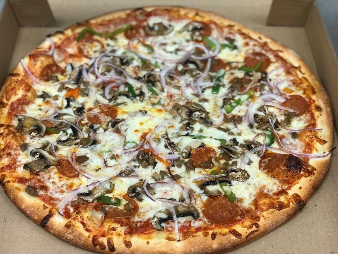 Order Deluxe Pizza food online from Napoli Pizza store, Miamisburg on bringmethat.com