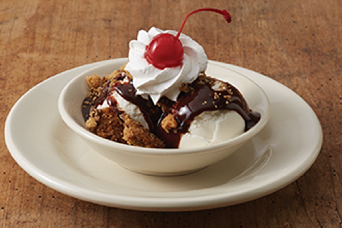 Order COOKIE SUNDAE food online from Old Chicago store, Bettendorf on bringmethat.com