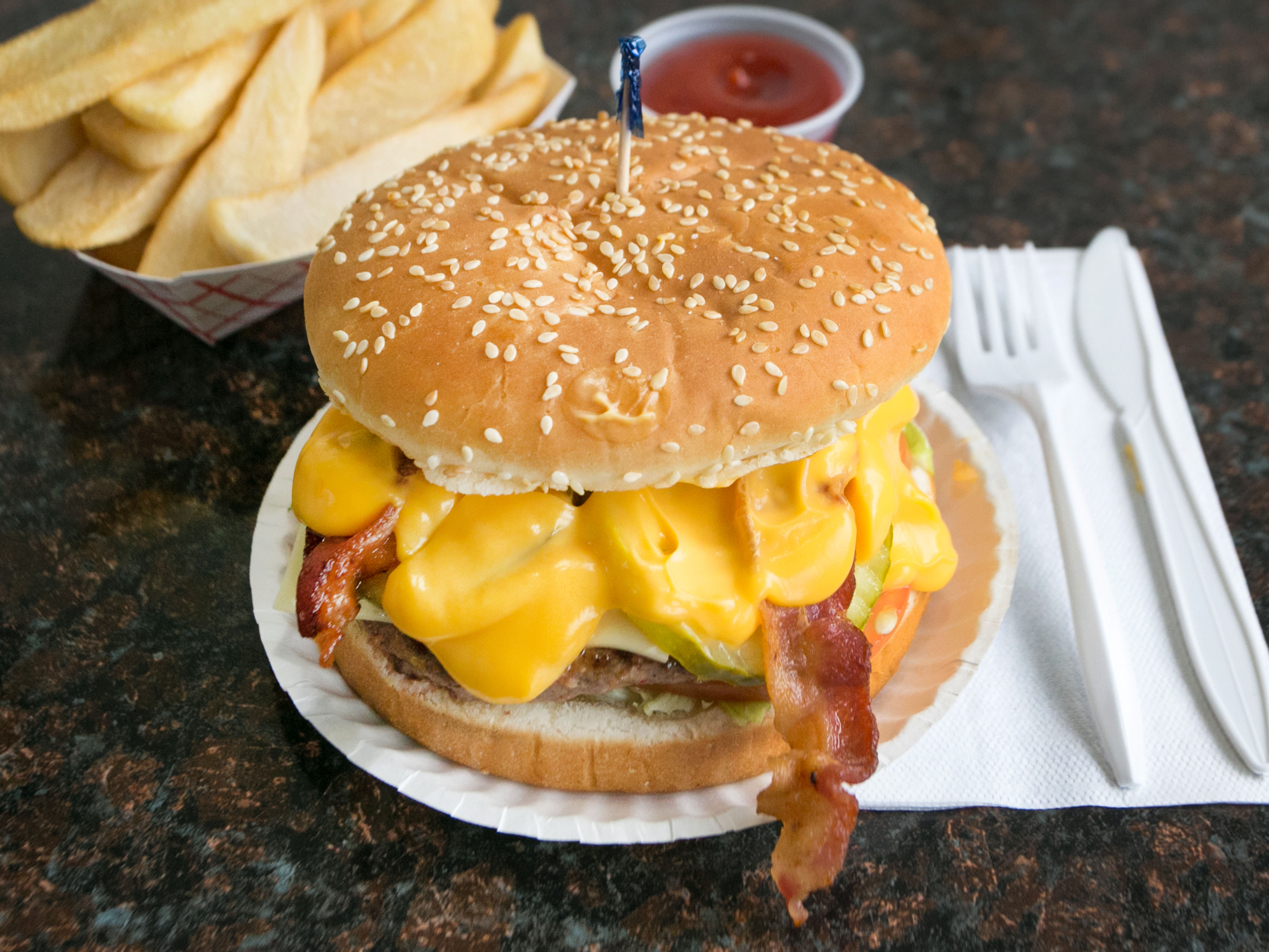 Order Bacon Cheeseburger Lunch food online from Frankies of West Haven store, West Haven on bringmethat.com