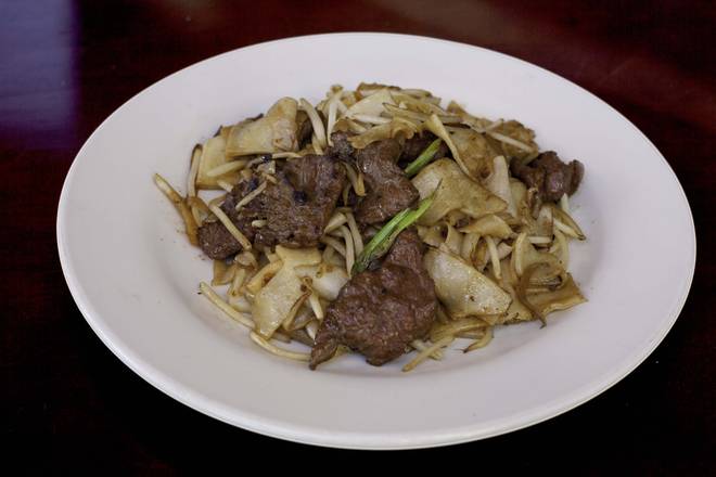 Order Beef Chow Fun food online from Ginger Cafe store, Sunnyvale on bringmethat.com