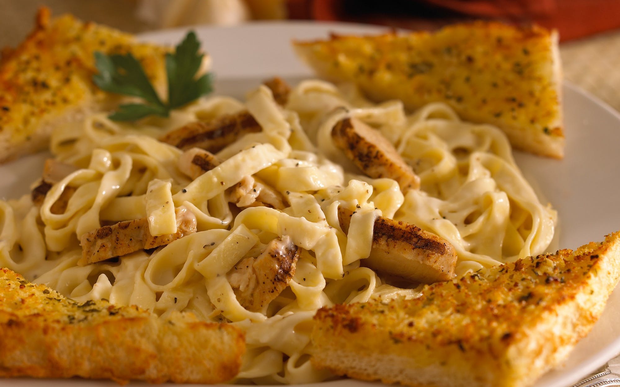 Order Fettuccini Alfredo & Garlic Toast - Pasta food online from Bellacino Pizza & Grinders store, South Point on bringmethat.com
