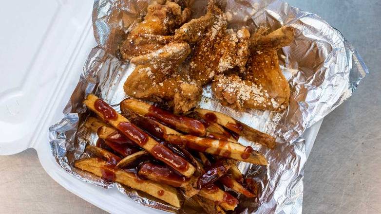 Order Six Wing Dings with Fries food online from Hammond's Soul Deli store, Warrensville Heights on bringmethat.com
