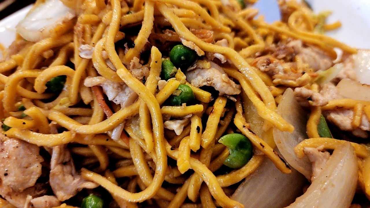 Order Garlic Noodle Chicken food online from Lim's Fine Thai And Sushi store, Providence on bringmethat.com