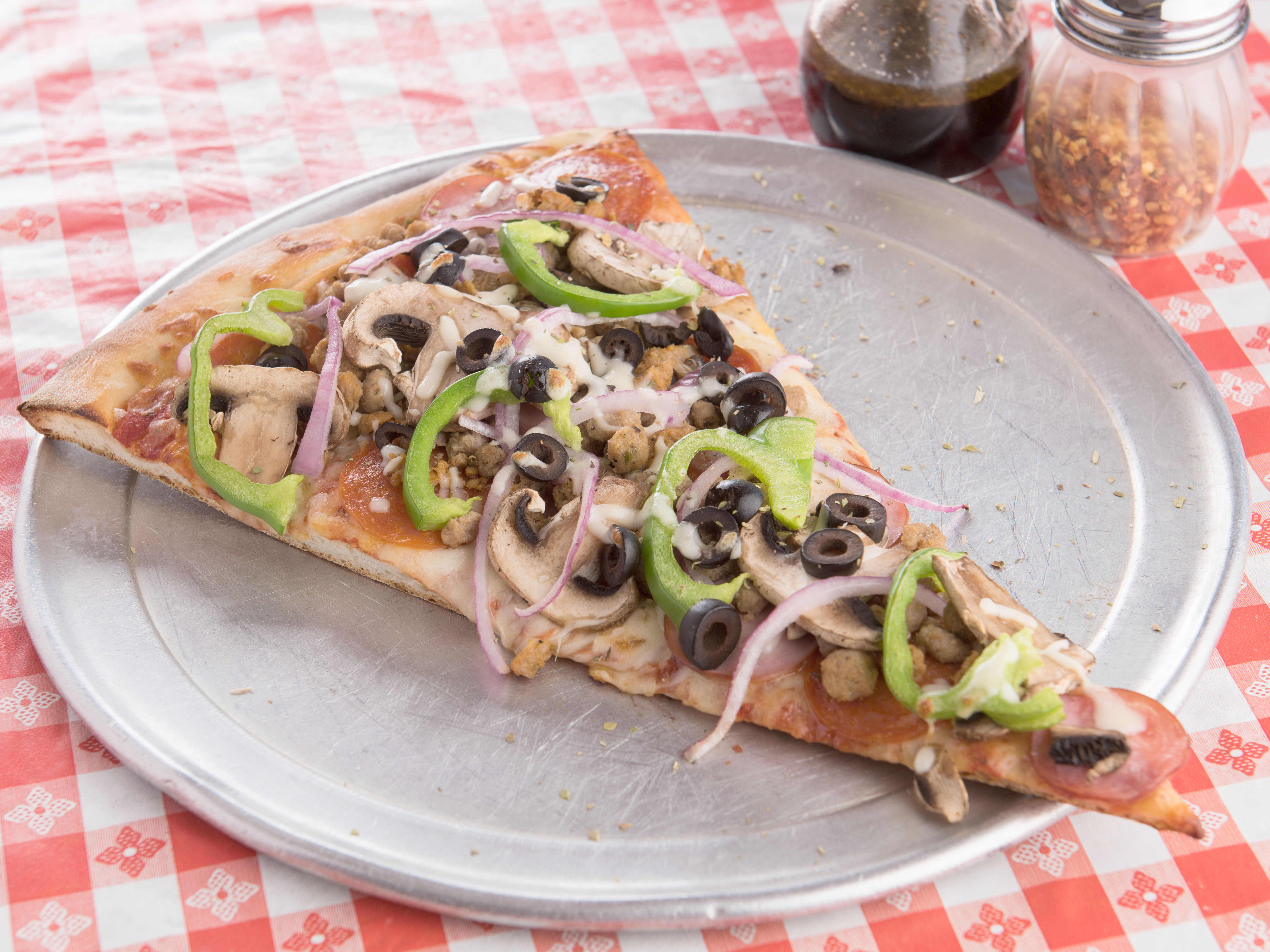 Order Veggie Lovers Pizza food online from Two Guys Pizzeria store, Houston on bringmethat.com