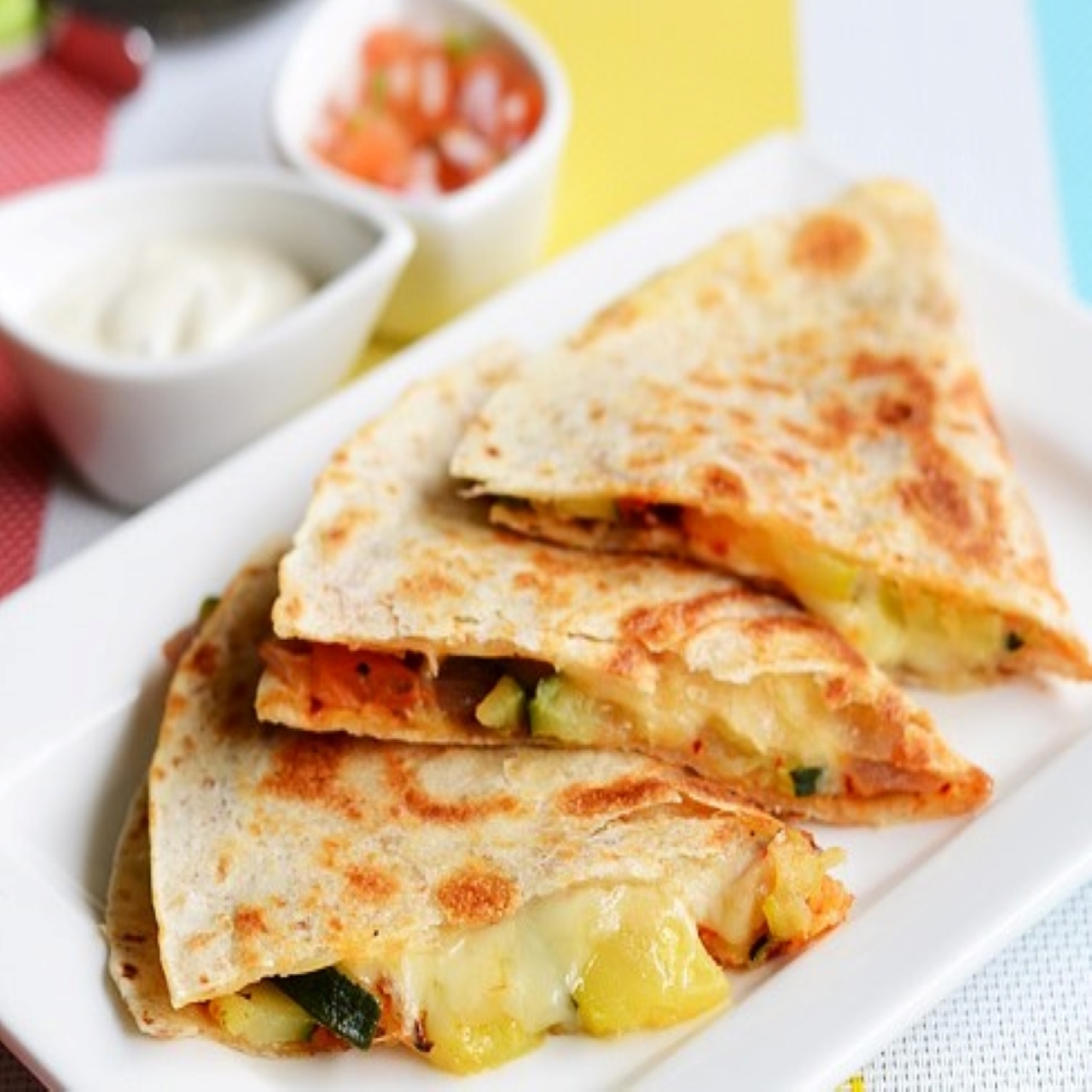 Order Veggi Quesadilla food online from Mamicons Mexican Restaurant store, Los Angeles on bringmethat.com