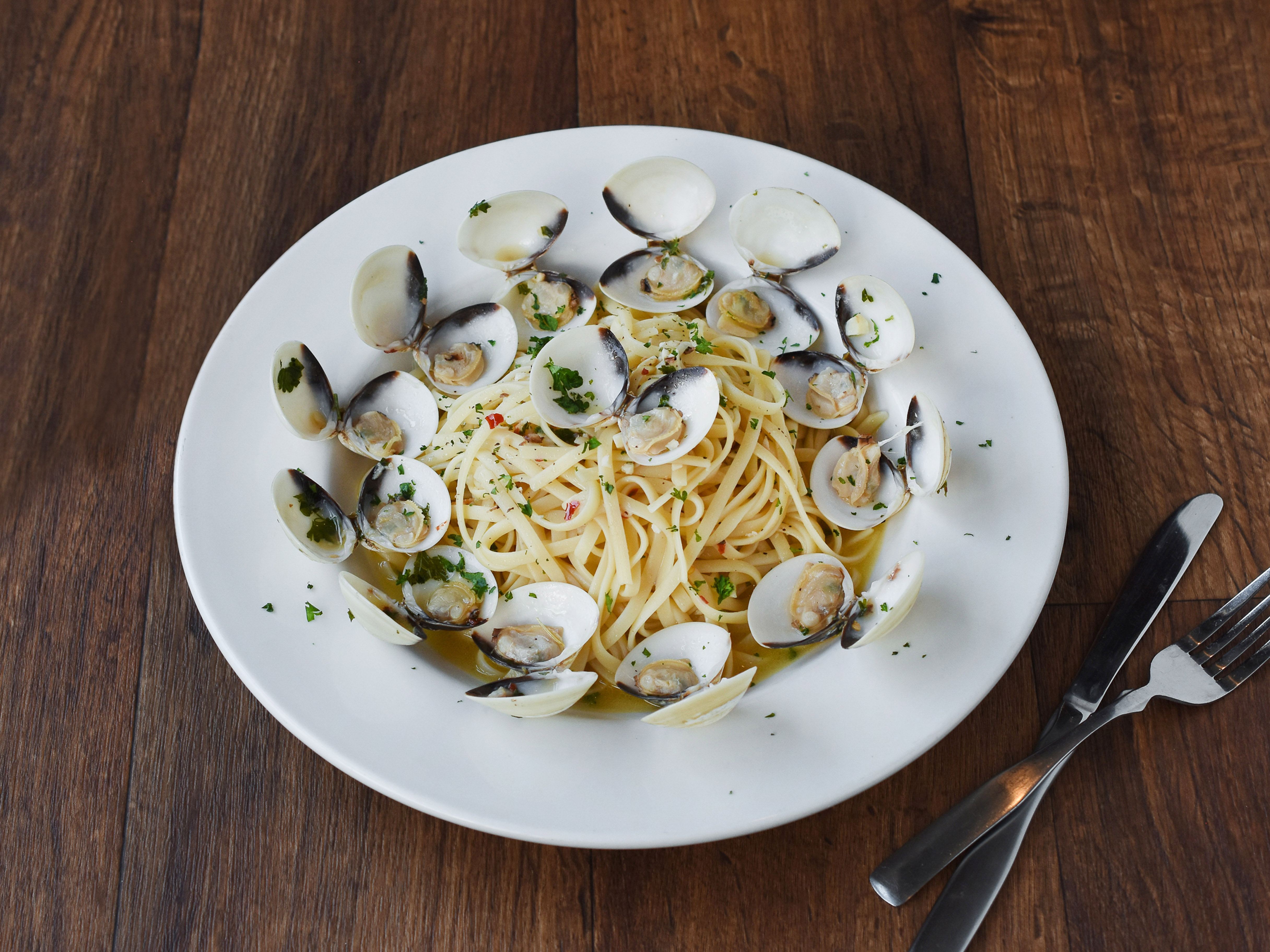 Order Linguine Alle Vongole food online from Arianna Italian Grill-Pizzeria store, Richmond on bringmethat.com