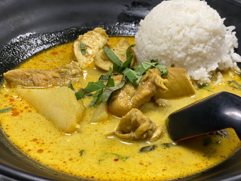 Order INFERNAL CHICKEN CURRY food online from Disco Boba & Tea store, Houston on bringmethat.com